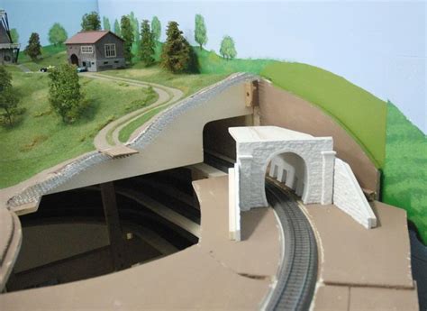 Abdichtung der anfahrdichtung im tunnelbau. Eine Tunneleinfahrt entsteht | | Modelleisenbahn ...