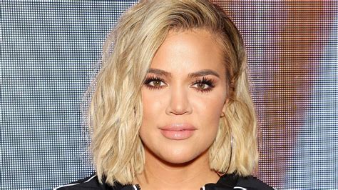 Khloe kardashian at a home photoshoot 08/20/2020. Khloé Kardashians gezicht lijkt ineens sprekend op dat van ...