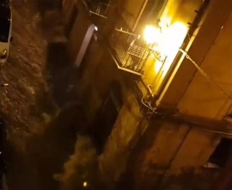 Vai al meteo dei capoluoghi, oppure cerca in alto ultimi giorni pieni di eventi meteo estremo: Ultim'ora: nubifragio su Palermo, strade a fiumi e ...