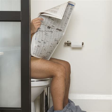 Kleiner junge sitzt auf toilette mit gequälten gesicht. Mann nutzte Klo sein Leben lang falsch! | BRAVO