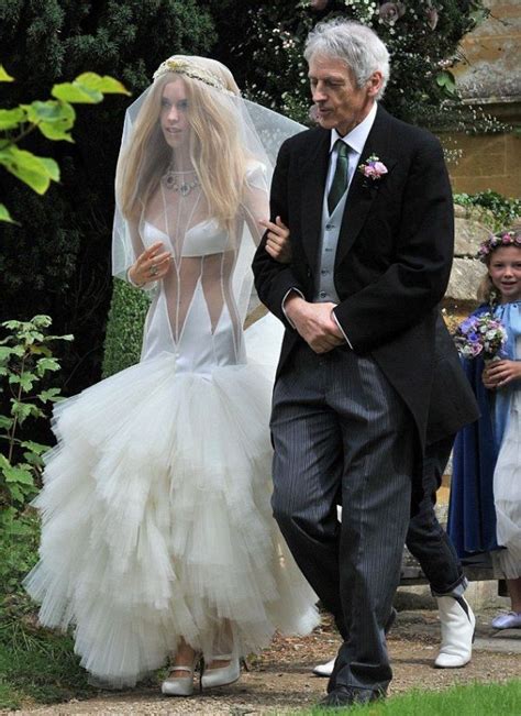 How to set a wedding budget. Lady Mary Charteris' Wedding Dress (6 pics)