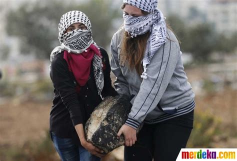 Serangan israel di dari 10 mei hingga 21 mei di gaza telah menewaskan lebih dari 250 warga palestina. Foto : Aksi gadis Palestina cantik bersorban perang melawan zionis Israel| merdeka.com