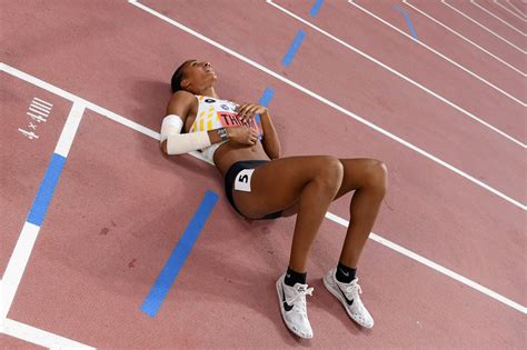 Nafissatou thiam, dossard 1181, débutera son heptathlon mercredi sur le coup de 9h35 à tokyo (2h35 heure belge) par le 100m haies. Nafissatou Thiam: "Après la longueur, je savais que c ...