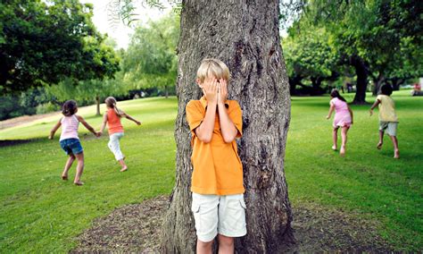 Los niños encuentran un sin número de oportunidades para poder observar, explorar y experimentar, cuando están en el exterior. JUEGOS SIN MATERIAL, todos los ejercicios al aire libre