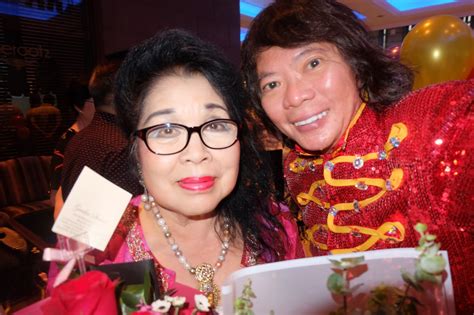 Ideaktiv nona mingguan turut hadir tentunya ibu bapa kedua pasangan ini iaitu puan sri zaleha ismail serta tan sri vincent dan puan sri esther tan. Kee Hua Chee Live!: HAPPY BIRTHDAY PUAN SRI DATO SUSAN ...