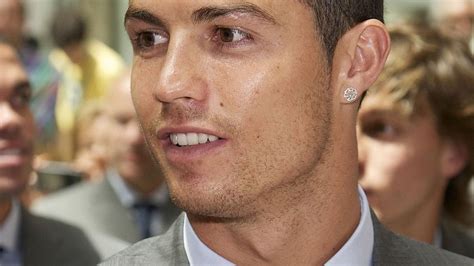 Born 5 february 1985) is a portuguese professional footballer who plays as a forward for serie a club. Votet mit! Cristiano Ronaldo - HOT or NOT? | Promiflash.de