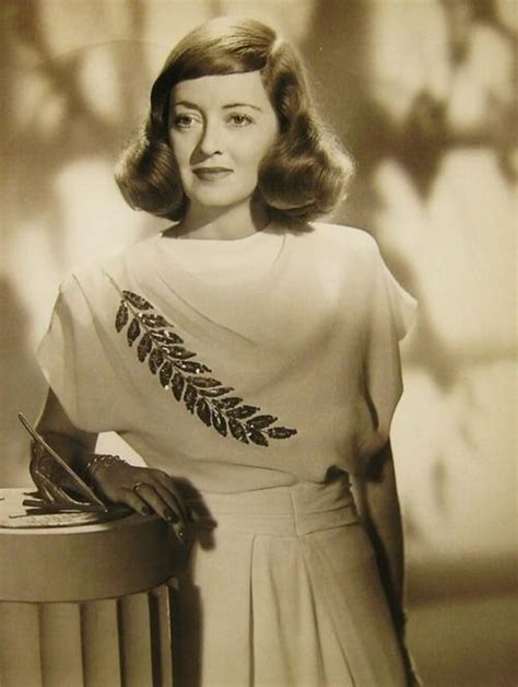 About bette davis eyes is a trong bette davis eyes im blick bonnie tyler bette davis eyes von kim carnes mit schubladen und viele mehr titel und news. Bette Davis, 1940s. (con imágenes) | Moda años 40 ...