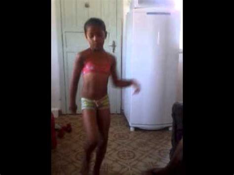 Suzana chagas dançando uma música nova de mc wm. karen dançando O BONDE PASSOU..arrasou maninha - YouTube
