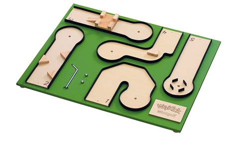 Minigolf wird mit ball und schläger auf einer minigolfanlage gespielt. Miniaturspiele