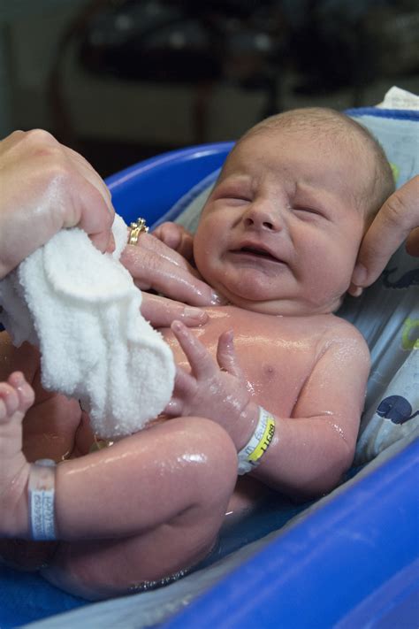 Pick a warm room with a flat surface, like a bathroom or kitchen counter, a changing table, or a bed. Baby's first bath // May 2016 | Babys first bath, Baby ...