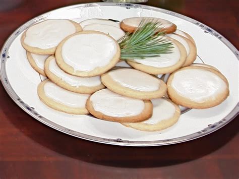 These little sandwich cookies are so wonderful for the holidays. Tricia Yearwood Chai Cookies : Trisha Yearwood Butternut ...