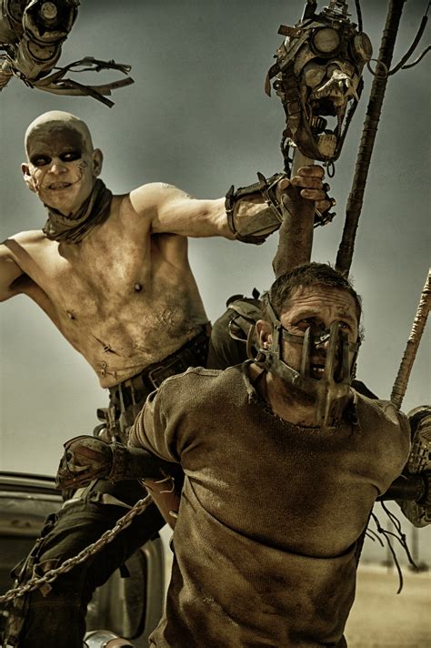 A történet bolygónk egy eldugott szegletében játszódik, ahol a sivatagi körülmények megnehezítik a mindennapokat. Mad Max - A harag útja