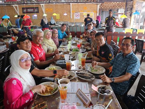 Nasi kukus ayam goreng berempah 3. JJCM Alumni Makan Tengahari Di Restoran Top D'Gurun - Azie ...