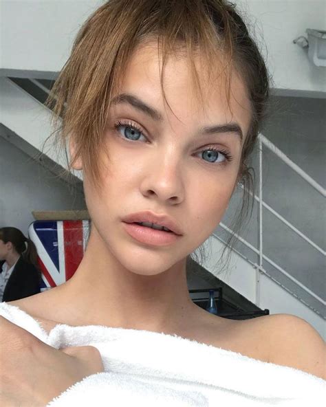 Küçücük bir çocukken bile öylesine dikkat çekici bir güzelliği vardı ki keşfedilmesi sıradan bir günün sıradan bir anında gerçekleşti. Barbara Palvin | 헤어스타일, 여성, 모델