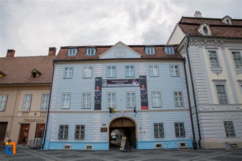 The gallery is located on one side of the piața mare square (the main square in town). Casa Albastra din Sibiu : Obiective turistice Sibiu - Deștepți.ro