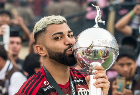 Maior ídolo da história do flamengo, zico mostrou em suas redes sociais dois presentes que ganhou de gabigol, atual artilheiro da equipe. Gabigol repete feito histórico de Riquelme na Libertadores ...