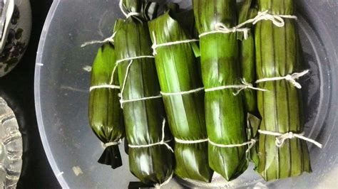 Dalam pantun seloka ada pantun lucu dan pantun jenaka yang mencuit hati tapi pada masa yang sama turut menyelitkan unsur nasihat. namakucella: LEMANG DAUN PISANG BERKACANG