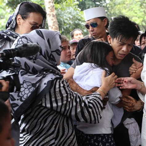 Ariel noah terlahir dari pasangan nazmul irphan dan darlina darwis yang merupakan anak bungsu dari ketiga saudara disaat kecil, ariel noah sempat tinggal di pangkalan brandan namun tidak berlangsung lama, ariel kecil pun pindah bersama sang keluarga. Anak Ariel 'Noah' Menangis Histeris di Pemakaman Sang Kakek