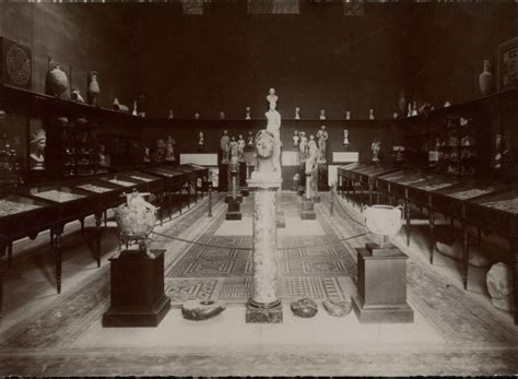 A corinthian capital figure of a column from the interior decoration of the cell of the temple of concordia. Intérieur de la Maison Carrée - La Maison Carrée