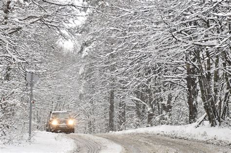 Álmosság, balesetek, az alkohol mellett az út második legnagyobb csapása az éberség. Havazik az egész országban: balesetek, áramkimaradások