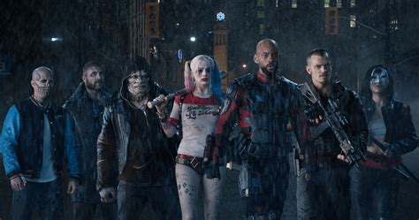 你知道《自殺突擊隊》(suicide squad) 裡真正的超英雄是誰嗎？我說的是真的超能力，不是丟丟迴力鏢那種要說超能力會讓人歪頭的超能力，那麼答案只能是阿曼達沃勒 (amanda waller)。集結一群怪咖，讓他們乖乖上陣當砲灰，這可不是動嘴皮子念稿子就成。所以，將《自殺突擊隊》打掉重練、再招集一隊. 平反機會到來？大衛艾亞透露《自殺突擊隊》有望推出「導演剪輯版」 - 電影神搜