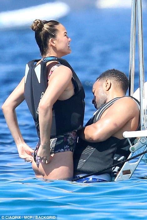 Hierdoor kan het waterbed flink beschadigen. Chrissy Teigen and John Legend kiss during yacht break ...