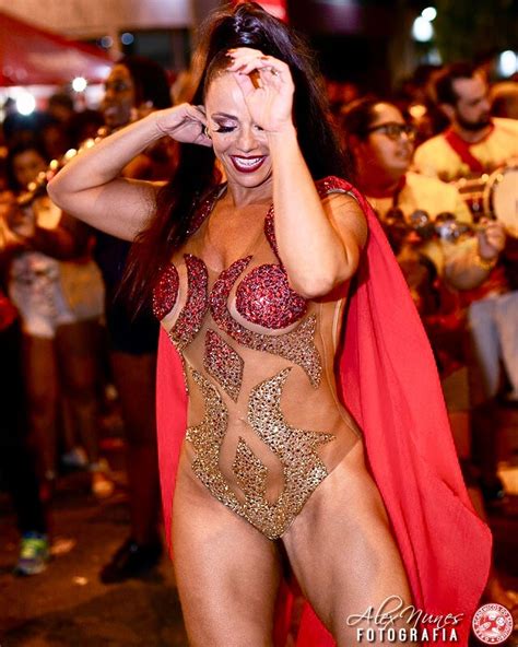 Viviane vai para a repescagem. Viviane Araújo, com fantasia de Edson Fabricio, no ensaio ...