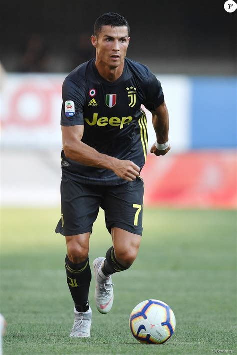 Benvenuti sulla pagina facebook ufficiale di juventus. Cristiano Ronaldo lors du match de Series A, Verone contre ...