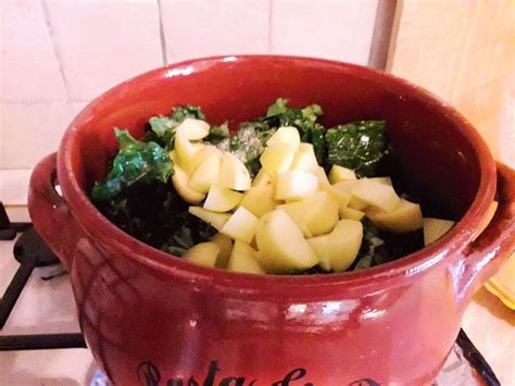 Per fare questa ribollita, zuppa toscana di cavolo nero, ho usato per comodità i fagioli cannellini in scatola, ben scolati e aggiunti a 30 minuti dalla fine infine aggiungete il cavolo nero pulito, lavato e tagliato, insieme alla bietola pulita e tagliata. Ribollita di cavolo nero. Per combattere il freddo ...