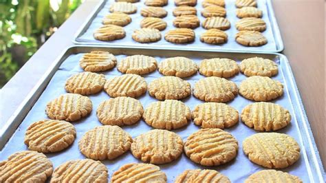 Pisang yang sudah dikukus dan dipotong meses/coklat batangan. RESEP KUE KERING KELAPA INSTAN GURIH ENAK DAN RENYAH ...