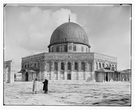 מזרחית להר המנוחות ממוקם בית הקברות גבעת שאול, השני בגודלו מבין בתי הקברות בירושלים. הר הבית - בית המקדש: פסח דמים - רצח בחצרות בית ה' תש"ז