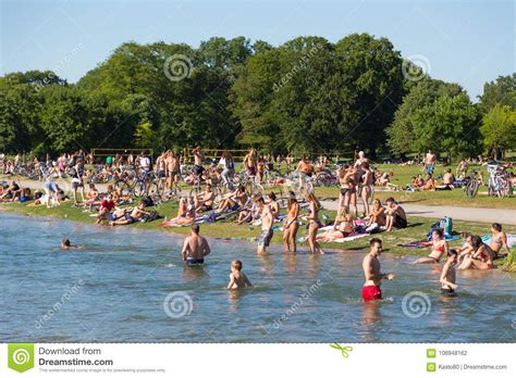 Let's head to the englischer garten! Die Leute, Die Den Sommertag In Stadt Englischer Garten ...