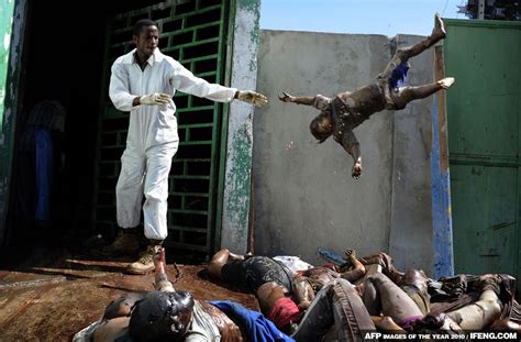 Haiti's government estimated that more than 300,000 were killed, but other estimates were considerably smaller. 年度最佳圖片：法新社公佈2010年度最佳圖片 - AFP Images of the Year 2010 - 中國旅遊部落格