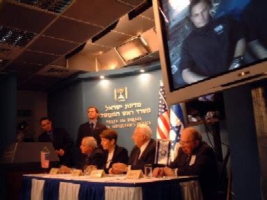 בעת כניסתה לאטמוספירה של כדור הארץ ועליה 7 אסטרונאוטים, ובהם האסטרונאוט הישראלי הראשון, אילן רמון זל. תמליל השיחה בין אילן רמון לראש הממשלה שרון - 21/1/03 שעה ...