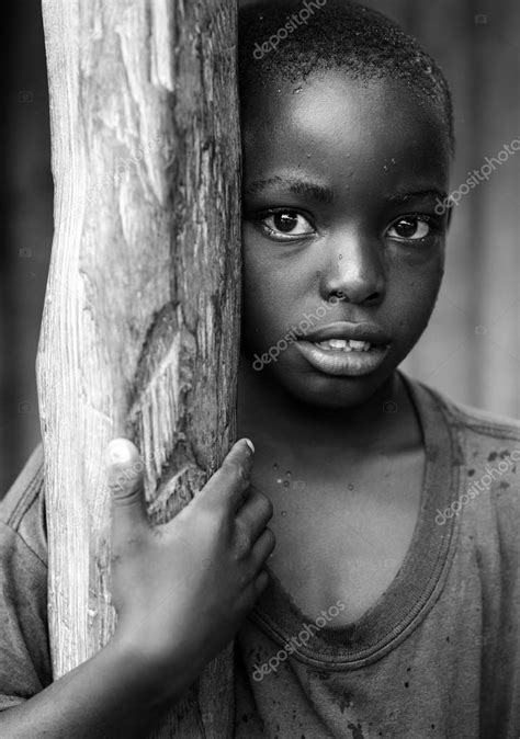Bekijk meer ideeën over portret, kind schilderij, schilderij. Portret van Afrikaans kind close-up - Redactionele ...