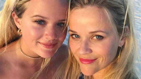 Ava phillippe and reese witherspoon imagespace/shutterstock Reese Witherspoon and her daughter look like twins in ...