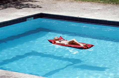 Stuck in the pool, day screams for help, but the only thing that hears him is a creature from a nearby crocodile farm. Sur Swimmy, louez une piscine comme vous loueriez un ...