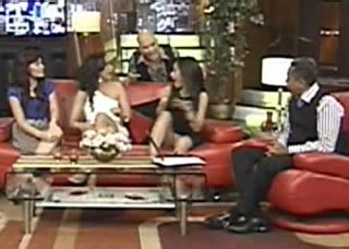 Celana dalam laudya cyntia bella terlihat saat show @pesbukers, 21 juli 2014. NINE GOLD : Foto Hot Artis Kelihatan CD di Bukan Empat Mata