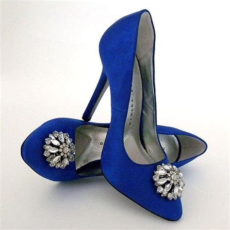 Le scarpe da sposa blu spiccano sotto abiti da sposa ampi bianco latte. Scarpe Sposa: ecco i migliori modelli del 2018 per ...