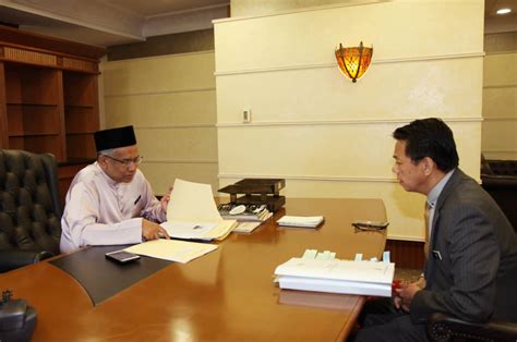 Sebagai perbandingan, berikut adalah senarai lengkap menteri dan timbalan menteri semasa pakatan harapan memerintah selepas pru 14 tahun 2018 sehingga februari 2020. 18 Oktober 2019 - Kunjungan Hormat YBhg. Ketua Pengarah ...