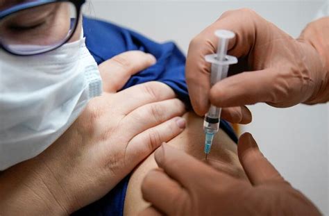 Johnson & johnson prueba vacuna contra coronavirus en humanos. Johnson & Johnson detiene ensayos de vacuna por enfermedad ...