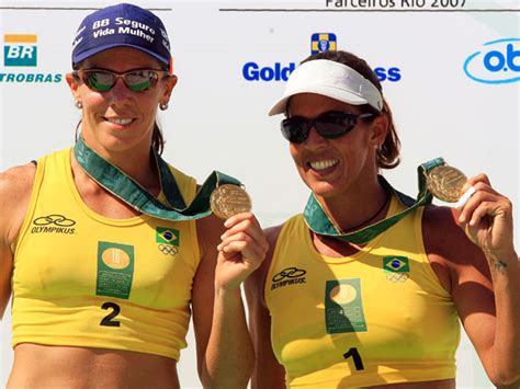 Encontre mais imagens em alta resolução no acervo da istock, que inclui um banco de ilustrações e vetores de adulto disponível para download rápido e fácil. Sandra, campeã olímpica do volei de praia ~ Volei Fotos