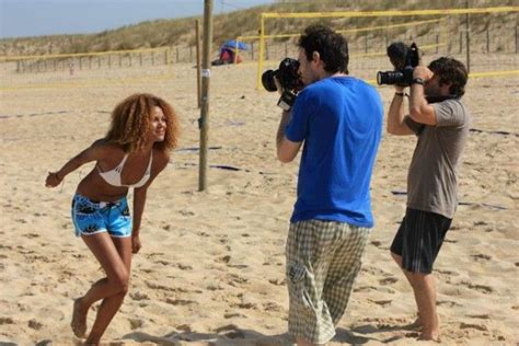 Sie begann im fernsehen als kontinuität ansager für france 3 marseille während des studiums der psychologie an der universität, später zu einem nationalen sprecher mit antenne 2. La belle Tiga aux commandes de Riding Zone - Surf Session