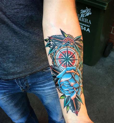 This tattoo has a north star in the center to give added stability and safety for the person wearing it. Kompass Tattoo: Bedeutung der Windrose + Motive wie Weltkarte und Uhr