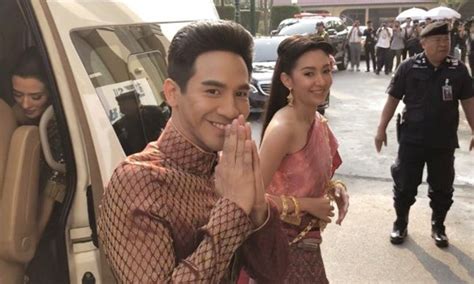 The guest เป็นซีรีส์ที่บอกเล่าเรื่องราวเกี่ยวกับการปราบและไล่ผีที่ให้ความรู้สึกเหมือนชมภาพยนตร์ขนาดความยาว 16 ตอน ด้วยภาพโทนสีของละครทั้ง. โป๊ป-เบลล่า นำนักแสดง "บุพเพสันนิวาส" เข้าทำเนียบพบนายกฯ