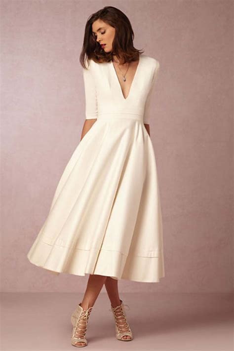 No problem, modern and minimalist wedding dresses are on trend and almost every designer presents something for a minimalist bride. Simple Wedding Gowns for the Minimalist Bride - Modern Wedding