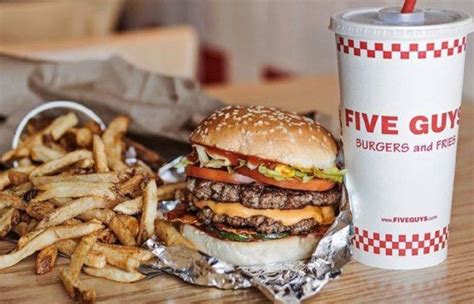 Five guys, fast food americano che ha fatto della freschezza la sua bandiera, ha aperto in corso vittorio emanuele: Five Guys Milano: il menu del fast food americano | Milano ...