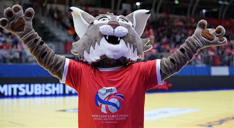 The table is divided into the teams still in the tournament and the ones already eliminated. Meet WINNI - das EURO-Maskottchen zu Besuch in den Hallen