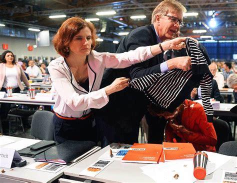 Dietmar bartsch (fraktionsvorsitzender, die linke) mit seiner rede in der generalaussprache zur politik der bundesregierung am. Magdeburg: Sahra Wagenknecht wird mit Torte beworfen ...