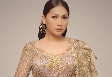 Setting hair by using 4 seni kerajinan dan pariwisata tools 4. Paes Sanggul Sasak Yogya / tale as old as time: Pengantin ...